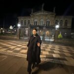 Laura Pausini Instagram - Estoy muy contenta de haber podido conocer un poco más San José ayer por la noche caminando por las calles vacías... pero acabo de enterarme que hoy tengo permiso de cantar solamente hasta las 22 h y el concierto está anunciado para las 20 h. Por ley no puedo anticipar la entrada del público, pero sobre todo, esto significa que no puedo hacer mi espectáculo entero porque sería de 2 h y 30 min (sin hablar 🤪). No sé si existe alguna manera de cambiar esta regla, yo respeto siempre la ley, pero me hubiera gustado conocer esto antes y no hoy para poder avisar al público a tiempo ya que se sabe hace meses que mi concierto no dura 2 horas… Mi gente, haré todo lo posible para hacerles pasar una noche maravillosa, pero necesito decirles que tengo que eliminar algunas canciones por esta restricción de la que me he enterado hoy mismo. Nos vemos esta noche! No veo la hora! Puntuales a las 20h 😜