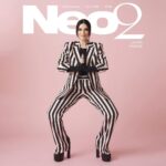 Laura Pausini Instagram - LAURA PAUSINI en portada del número de invierno de Neo2 Print Las que hemos crecido con las canciones de Laura Pausini, sabemos reconocerla como una de las mujeres más importantes de la música internacional tras 30 años de carrera. Esta italiana de Faenza nació en 1974, 18 años más tarde ganaría el Festival de Sanremo. Y desde entonces no ha parado. 75 millones de discos vendidos, 16 álbumes en la calle y todo tipo de premios y reconocimientos por parte de la industria musical internacional. Un Premio Grammy, 4 Grammy Latinos, un Globo de Oro… y cierra el 2023 como La Persona del Año, titulo otorgado por la Academia Latina de Artes y Ciencias de la Grabación en la reciente edición de los Grammy en Sevilla. Y sigue con la misma energía, naturalidad, simpatía y talento de cuando tenía 18 años. Lo demuestra en su último disco: “Almas Paralelas” y en su World Tour para celebrar sus 30 años en la música. Fotografía: @cosimobuccolieri Estilista: @susanna_ausoni Entrevista: @nadialeald Muah: @danielazeqo Asistente Estilismo: @gh3ga Publicista: @sonseg x @dmoore_agency Coordina: @mongomeri