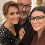 Laura Pausini Instagram - Oggi é il compleanno di @paolacortellesireal e penso che quest'anno sia il caso di celebrarla per tantissime ragioni, una delle quali é il suo talento e la sua capacità di farci provare delle emozioni che siano di gioia o di riflessione intensa. Quest'anno Paola ha scritto,diretto e recitato #cèancoradomani, un film sulla violenza domestica e sulla libertà della donna. Un film che sarebbe giusto candidare all'Oscar come miglior film straniero, un film che farebbe bene al mondo intero e non solo agli italiani che assistono già quotidianamente a realtà di violenza che ci lasciano senza parole. Cuora, io la chiamo così perché ha un cuore grande, una bontà, una gentilezza e una educazione di altri tempi...mi sembra strano non essere fisicamente con te in questo momento importante della tua vita, ma voglio farti gli auguri di Buon Compleanno davanti a tutti e mostrandoti ancora una volta quello che sei riuscita a fare con la tua arte e la tua bellissima anima. Ti voglio bene. Lau (tua Cuora) NB: Nel video con @claudio_santamaria vedrete un piccolo pezzo del monologo che fece con Paola a “Laura e Paola”. Cercatelo intero, non ve ne pentirete. ❣️
