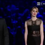 Laura Pausini Instagram - Oggi é il compleanno di @paolacortellesireal e penso che quest'anno sia il caso di celebrarla per tantissime ragioni, una delle quali é il suo talento e la sua capacità di farci provare delle emozioni che siano di gioia o di riflessione intensa. Quest'anno Paola ha scritto,diretto e recitato #cèancoradomani, un film sulla violenza domestica e sulla libertà della donna. Un film che sarebbe giusto candidare all'Oscar come miglior film straniero, un film che farebbe bene al mondo intero e non solo agli italiani che assistono già quotidianamente a realtà di violenza che ci lasciano senza parole. Cuora, io la chiamo così perché ha un cuore grande, una bontà, una gentilezza e una educazione di altri tempi...mi sembra strano non essere fisicamente con te in questo momento importante della tua vita, ma voglio farti gli auguri di Buon Compleanno davanti a tutti e mostrandoti ancora una volta quello che sei riuscita a fare con la tua arte e la tua bellissima anima. Ti voglio bene. Lau (tua Cuora) NB: Nel video con @claudio_santamaria vedrete un piccolo pezzo del monologo che fece con Paola a “Laura e Paola”. Cercatelo intero, non ve ne pentirete. ❣️