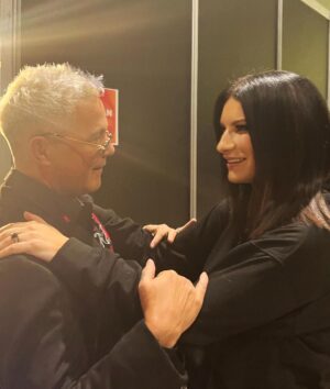 Laura Pausini Instagram - I already miss last night
Ya extraño anoche
Mi manca già ieri sera 

#latingrammy
#shakira #karolg #rauwalejandro #alejandrosanz #antoniobanderas #maluma