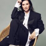 Laura Pausini Instagram - “No cambiaría nada de mi vida... Solo pasaría un listado de nombres de personas a evitar”. Con la salida de mi último disco “Almas paralelas”, @telva me ha hecho una maravillosa entrevista con la que celebro mis 30 años en la música. No os la podéis perder en TELVA.com y en el número de Febrero. Fotos: @cosimobuccolieri Total look: @gucci @sabatods Styling: @susanna_ausoni MUA: @danielazeqo Periodista: @cesarsuarezz