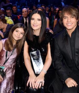 Laura Pausini Instagram - I already miss last night Ya extraño anoche Mi manca già ieri sera #latingrammy #shakira #karolg #rauwalejandro #alejandrosanz #antoniobanderas #maluma