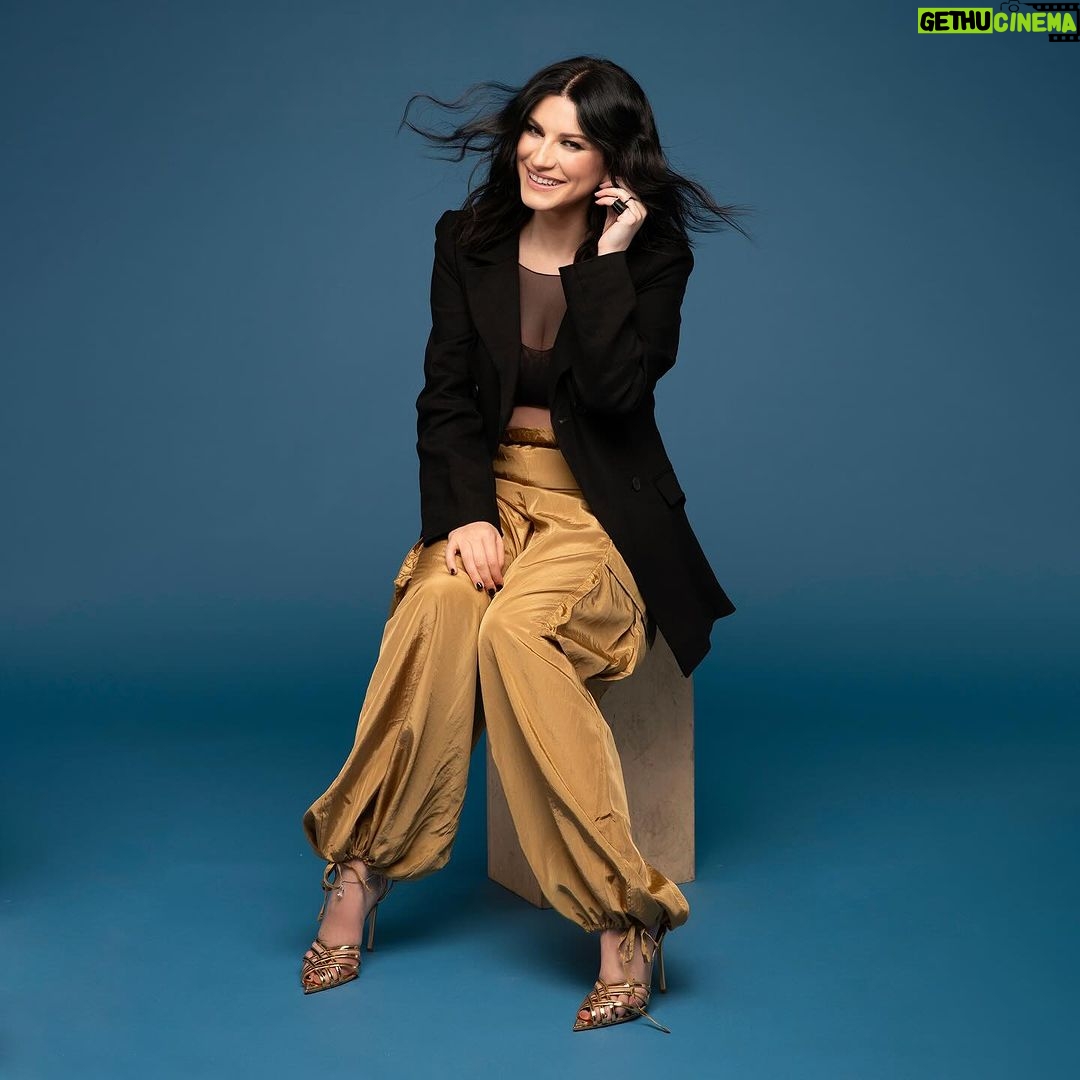 Laura Pausini Instagram - Questa settimana sarò sulla copertina di @tvsorrisi. Nell’intervista di #enricocasarini vi porterò nel mondo del mio nuovo album Anime Parallele e… abbiamo parlato anche del tour mondiale 2023/2024 che partirà da Rimini il prossimo 8 dicembre! ✨ Interview: #enricocasarini Photo: @leandroemede Styling: @susanna_ausoni MUAH: @danielazeqo Press office: @goigest