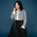 Laura Pausini Instagram - Questa settimana sarò sulla copertina di @tvsorrisi. Nell’intervista di #enricocasarini vi porterò nel mondo del mio nuovo album Anime Parallele e… abbiamo parlato anche del tour mondiale 2023/2024 che partirà da Rimini il prossimo 8 dicembre! ✨ Interview: #enricocasarini Photo: @leandroemede Styling: @susanna_ausoni MUAH: @danielazeqo Press office: @goigest