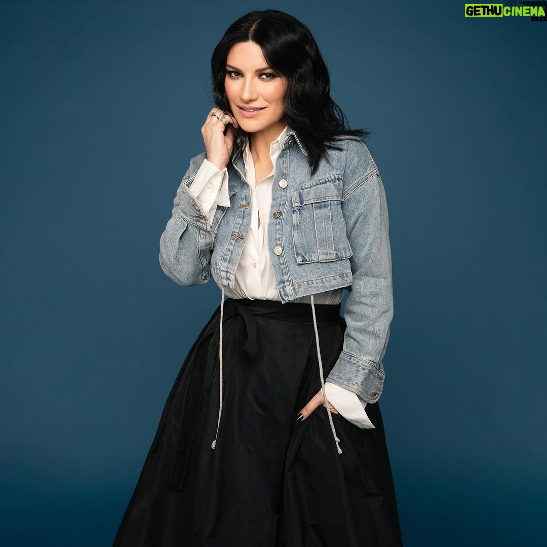 Laura Pausini Instagram - Questa settimana sarò sulla copertina di @tvsorrisi. Nell’intervista di #enricocasarini vi porterò nel mondo del mio nuovo album Anime Parallele e… abbiamo parlato anche del tour mondiale 2023/2024 che partirà da Rimini il prossimo 8 dicembre! ✨ Interview: #enricocasarini Photo: @leandroemede Styling: @susanna_ausoni MUAH: @danielazeqo Press office: @goigest