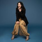 Laura Pausini Instagram - Questa settimana sarò sulla copertina di @tvsorrisi. Nell’intervista di #enricocasarini vi porterò nel mondo del mio nuovo album Anime Parallele e… abbiamo parlato anche del tour mondiale 2023/2024 che partirà da Rimini il prossimo 8 dicembre! ✨ Interview: #enricocasarini Photo: @leandroemede Styling: @susanna_ausoni MUAH: @danielazeqo Press office: @goigest