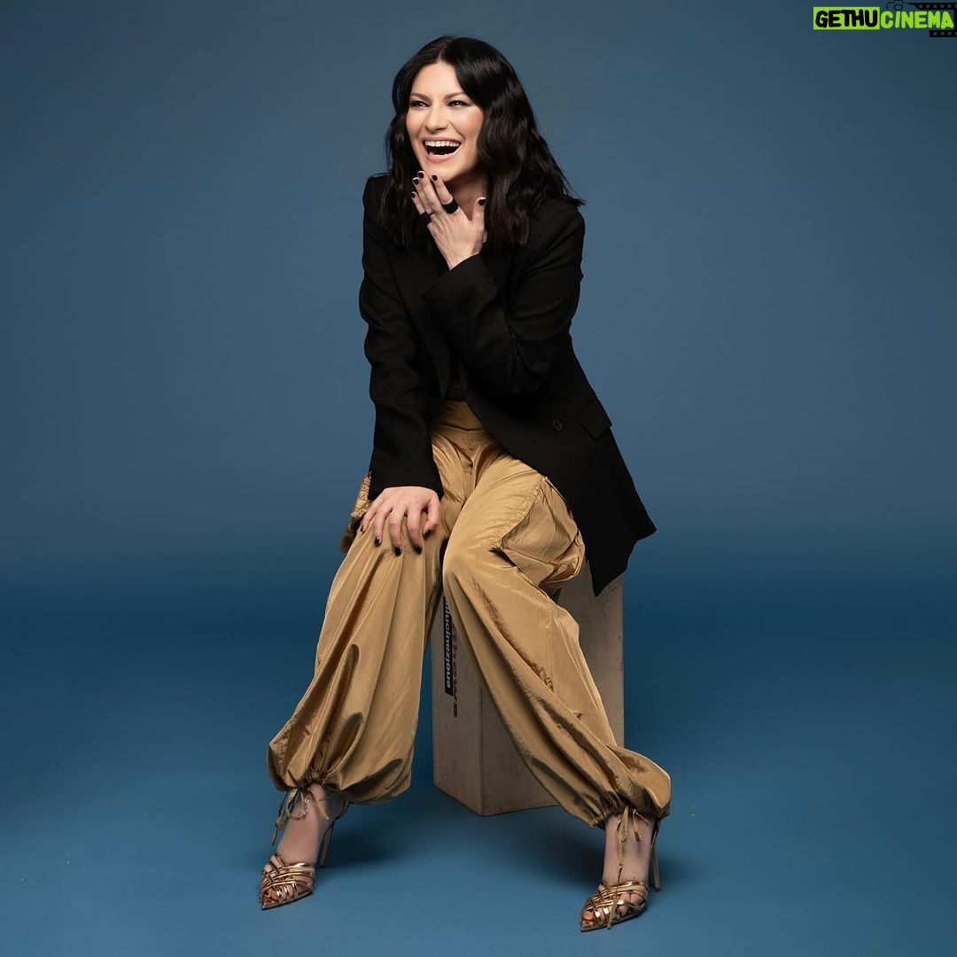 Laura Pausini Instagram - Questa settimana sarò sulla copertina di @tvsorrisi. Nell’intervista di #enricocasarini vi porterò nel mondo del mio nuovo album Anime Parallele e… abbiamo parlato anche del tour mondiale 2023/2024 che partirà da Rimini il prossimo 8 dicembre! ✨ Interview: #enricocasarini Photo: @leandroemede Styling: @susanna_ausoni MUAH: @danielazeqo Press office: @goigest