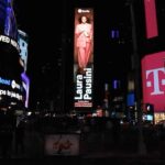 Laura Pausini Instagram - ANIME PARALLELE / ALMAS PARALELAS SHINES IN TIMES SQUARE, NEW YORK. 🩷✨ Thank you @spotify #AnimeParallele #AlmasParalelas Ph: @leandroemede