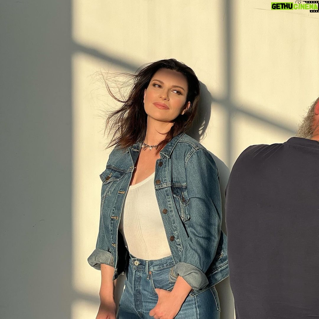 Laura Pausini Instagram - Manca una settimana esatta all’uscita di Anime Parallele! Finora avete conosciuto Un Buon Inizio, Davanti a Noi, Il primo passo sulla luna, All’amore nostro, Durare e da stanotte anche Dimora Naturale. Ma sono ancora tante le canzoni che tra 7 giorni scoprirete e sono tante anche le città del mondo nelle quali da dicembre festeggeremo il nostro trentennale insieme in concerto! Voglio annunciarvi oggi che alle due date sold out di Milano se ne aggiungono altre due: il 23 e 24 gennaio 2024. Grazie per questo amore. 🖤 Photo @yourmotherknows • ¡Falta exactamente una semana para el lanzamiento de Almas Paralelas! Hasta ahora, habéis escuchado Un Buen Inicio, Frente a Nosotros, El Primer Paso en la Luna, All’amore nostro, Durar y, a partir de esta noche, también Hogar Natural. Pero quedan aún muchas más canciones que descubriréis dentro de 7 días, y ¡también muchas ciudades alrededor del mundo en las que celebraremos juntos en concierto nuestro trigésimo aniversario, a partir de diciembre! • We are exactly one week away from the release of Anime Parallele / Almas Paralelas! So far you have listened to Un Buon Inizio / Un Buen Inicio, Davanti a Noi / Frente a nosotros, Il primo passo sulla luna / El primer paso en la luna, All'amore nostro, Durare / Durar and from tonight also Dimora Naturale / Hagar natural. But there are still many songs that in 7 days you will discover and there are also many cities around the world in which we will celebrate our 30th anniversary together in concert, starting from December! • Faltam exatamente uma semana para o lançamento de Anime Parallele! Até agora vocês ouviram Un Buon Inizio, Davanti a Noi, Il Primo Passo Sulla Luna, All'amore Nostro, Durare e depois desta noite, também Dimora Naturale. Mas ainda há muitas canções que descobrirão em 7 dias, e também muitas cidades ao redor do mundo onde vamos celebrar juntos o nosso 30° aniversário em diferentes shows, a partir de dezembro!