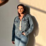 Laura Pausini Instagram - Manca una settimana esatta all’uscita di Anime Parallele! Finora avete conosciuto Un Buon Inizio, Davanti a Noi, Il primo passo sulla luna, All’amore nostro, Durare e da stanotte anche Dimora Naturale. Ma sono ancora tante le canzoni che tra 7 giorni scoprirete e sono tante anche le città del mondo nelle quali da dicembre festeggeremo il nostro trentennale insieme in concerto! Voglio annunciarvi oggi che alle due date sold out di Milano se ne aggiungono altre due: il 23 e 24 gennaio 2024. Grazie per questo amore. 🖤 Photo @yourmotherknows • ¡Falta exactamente una semana para el lanzamiento de Almas Paralelas! Hasta ahora, habéis escuchado Un Buen Inicio, Frente a Nosotros, El Primer Paso en la Luna, All’amore nostro, Durar y, a partir de esta noche, también Hogar Natural. Pero quedan aún muchas más canciones que descubriréis dentro de 7 días, y ¡también muchas ciudades alrededor del mundo en las que celebraremos juntos en concierto nuestro trigésimo aniversario, a partir de diciembre! • We are exactly one week away from the release of Anime Parallele / Almas Paralelas! So far you have listened to Un Buon Inizio / Un Buen Inicio, Davanti a Noi / Frente a nosotros, Il primo passo sulla luna / El primer paso en la luna, All'amore nostro, Durare / Durar and from tonight also Dimora Naturale / Hagar natural. But there are still many songs that in 7 days you will discover and there are also many cities around the world in which we will celebrate our 30th anniversary together in concert, starting from December! • Faltam exatamente uma semana para o lançamento de Anime Parallele! Até agora vocês ouviram Un Buon Inizio, Davanti a Noi, Il Primo Passo Sulla Luna, All'amore Nostro, Durare e depois desta noite, também Dimora Naturale. Mas ainda há muitas canções que descobrirão em 7 dias, e também muitas cidades ao redor do mundo onde vamos celebrar juntos o nosso 30° aniversário em diferentes shows, a partir de dezembro!