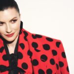 Laura Pausini Instagram - Atención! Aviso importante para el concierto de Madrid del día 27 de Enero. El @wizinkcenter nos ha comunicado que el concierto debe empezar a las 21:30 y debe acabar a la medianoche. Mi espectáculo dura 2 horas y 45/50 min. En las últimas semanas he intentado explicar varias veces que necesito hacer el show completo en Madrid como lo hago en el resto de Europa, pero me han dicho que es imposible que acabe después de la medianoche. Lo siento muchísimo porque eso significa que tendré que eliminar algunas canciones del set list. Creo que es justo avisaros a todos ya que sabéis, desde hace meses, cuáles son las canciones de mi gira. Un abrazo, falta muy poco 💥 os prometo que de todas formas será un espectáculo fantástico ❤️ Photo @javier_biosca para @elpaissemanal