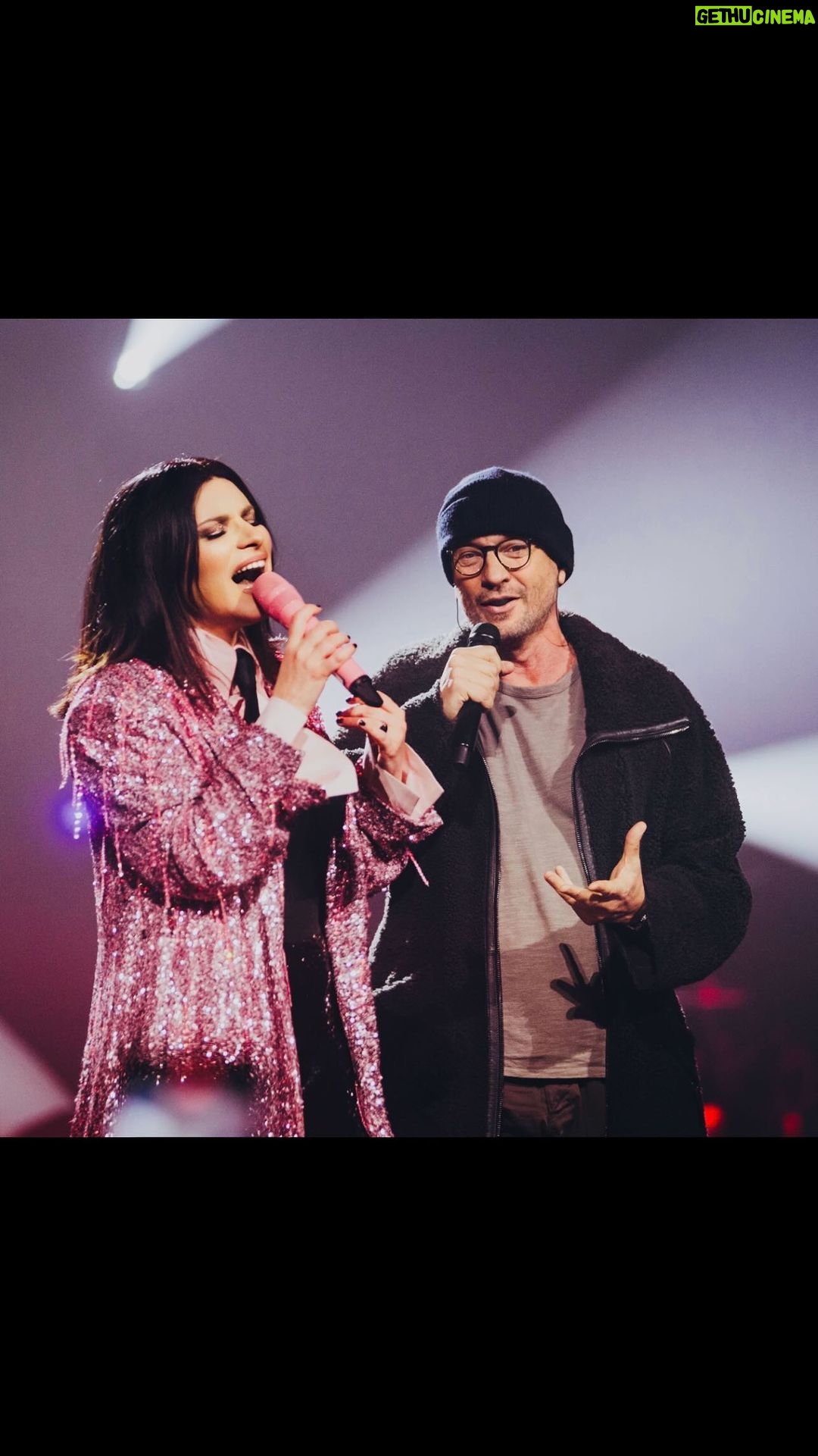 Laura Pausini Instagram - Milano, che serata indimenticabile… ❤️ Resa ancora più speciale dalla sorpresa che mi ha fatto mio fratello @biagioantonacci. Solo lui può organizzare una cosa del genere senza che io me ne accorga! Questa sera seconda data al Forum, siete pronti?