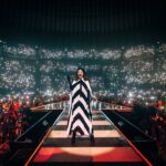 Laura Pausini Instagram - Fino a qui avete acceso tutte le città d’Italia, da oggi illumineremo Milano per quattro giorni. ✨ #soldout