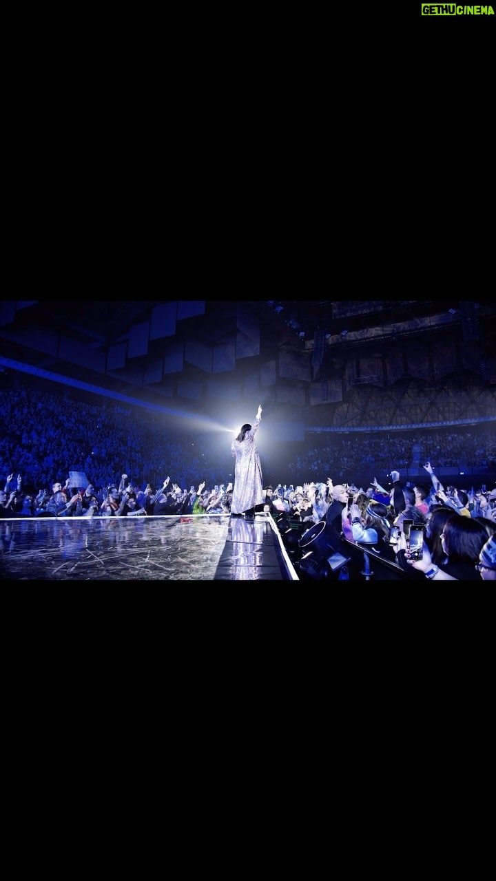 Laura Pausini Instagram - 30 ANNI INSIEME! Sono molto, molto orgogliosa di essere solo vostra! Torino sei pronta? Ci vediamo oggi e domani! ❤️ #soldout