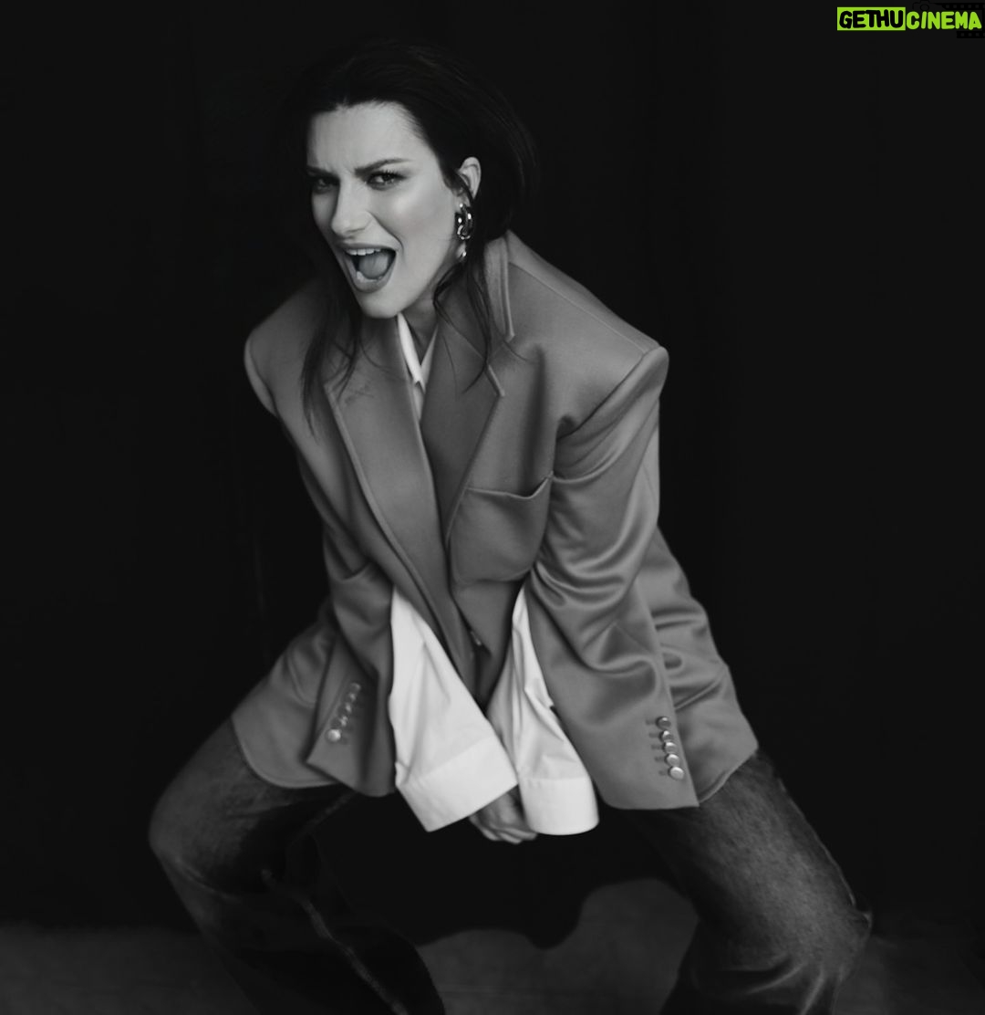 Laura Pausini Instagram - Vi avevo detto che le sorprese non sarebbero finite e con l’arrivo di questo nuovo anno ho pensato ad un modo per divertirci assieme durante il tour! Da oggi parte la caccia al tesoro in tour: in alcune delle ultime tappe italiane lascerò in giro per la città degli oggetti legati alle canzoni a sorpresa che canterò prossimamente. Vi sfido a trovarli tutti. Cosa succederà se troverete uno degli oggetti? Presto scoprirete tutto sul profilo del nostro fanclub @laura4u_official. SIETE PRONTI?! 🔍 P. s. Bologna oggi e domani saremo vostri!