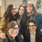 Laura Pausini Instagram - Nel 1985 Dionne Warwick, Stevie Wonder, Elton John e Gladys Knight registrarono una canzone bellissima scritta da Burt Bacharach e Carole Sager che ancora oggi rappresenta quello che sento per questi 4 gioiellini che sono le mie amiche d’infanzia. La canzone si chiama “that’s what friends are for” e le mie amiche si chiamano @lorenaxella @cristinamusconi @erymarcoemma @elisapadovani …quando siamo insieme ci chiamiamo le @thesincronette 💃🏻💃🏻💃🏻💃🏻💃🏻 e ieri sera ci siamo riabbracciate prima della mia partenza. “Keep smilin’, keep shinin’ Knowing you can always count on me for sure That’s what friends are for For good times and bad times I’ll be on your side forever more That’s what friends are for” ❤️❤️❤️❤️❤️