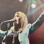 Laura Pausini Instagram - El 6 de Julio de 1997 fue mi último concierto en Colombia. Hoy, 10 de Marzo de 2024, después de 26 años regreso a cantar en Bogotá en el @movistararenaco y no puedo explicar las ganas que tengo! He preparado un show superespecial con TODAS las canciones que quieren ❤️🇨🇴💥