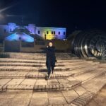 Laura Pausini Instagram - Estoy muy contenta de haber podido conocer un poco más San José ayer por la noche caminando por las calles vacías... pero acabo de enterarme que hoy tengo permiso de cantar solamente hasta las 22 h y el concierto está anunciado para las 20 h. Por ley no puedo anticipar la entrada del público, pero sobre todo, esto significa que no puedo hacer mi espectáculo entero porque sería de 2 h y 30 min (sin hablar 🤪). No sé si existe alguna manera de cambiar esta regla, yo respeto siempre la ley, pero me hubiera gustado conocer esto antes y no hoy para poder avisar al público a tiempo ya que se sabe hace meses que mi concierto no dura 2 horas… Mi gente, haré todo lo posible para hacerles pasar una noche maravillosa, pero necesito decirles que tengo que eliminar algunas canciones por esta restricción de la que me he enterado hoy mismo. Nos vemos esta noche! No veo la hora! Puntuales a las 20h 😜