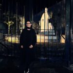 Laura Pausini Instagram - Estoy muy contenta de haber podido conocer un poco más San José ayer por la noche caminando por las calles vacías... pero acabo de enterarme que hoy tengo permiso de cantar solamente hasta las 22 h y el concierto está anunciado para las 20 h. Por ley no puedo anticipar la entrada del público, pero sobre todo, esto significa que no puedo hacer mi espectáculo entero porque sería de 2 h y 30 min (sin hablar 🤪). No sé si existe alguna manera de cambiar esta regla, yo respeto siempre la ley, pero me hubiera gustado conocer esto antes y no hoy para poder avisar al público a tiempo ya que se sabe hace meses que mi concierto no dura 2 horas… Mi gente, haré todo lo posible para hacerles pasar una noche maravillosa, pero necesito decirles que tengo que eliminar algunas canciones por esta restricción de la que me he enterado hoy mismo. Nos vemos esta noche! No veo la hora! Puntuales a las 20h 😜