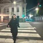Laura Pausini Instagram - Estoy muy contenta de haber podido conocer un poco más San José ayer por la noche caminando por las calles vacías... pero acabo de enterarme que hoy tengo permiso de cantar solamente hasta las 22 h y el concierto está anunciado para las 20 h. Por ley no puedo anticipar la entrada del público, pero sobre todo, esto significa que no puedo hacer mi espectáculo entero porque sería de 2 h y 30 min (sin hablar 🤪). No sé si existe alguna manera de cambiar esta regla, yo respeto siempre la ley, pero me hubiera gustado conocer esto antes y no hoy para poder avisar al público a tiempo ya que se sabe hace meses que mi concierto no dura 2 horas… Mi gente, haré todo lo posible para hacerles pasar una noche maravillosa, pero necesito decirles que tengo que eliminar algunas canciones por esta restricción de la que me he enterado hoy mismo. Nos vemos esta noche! No veo la hora! Puntuales a las 20h 😜