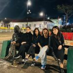 Laura Pausini Instagram - Estoy muy contenta de haber podido conocer un poco más San José ayer por la noche caminando por las calles vacías... pero acabo de enterarme que hoy tengo permiso de cantar solamente hasta las 22 h y el concierto está anunciado para las 20 h. Por ley no puedo anticipar la entrada del público, pero sobre todo, esto significa que no puedo hacer mi espectáculo entero porque sería de 2 h y 30 min (sin hablar 🤪). No sé si existe alguna manera de cambiar esta regla, yo respeto siempre la ley, pero me hubiera gustado conocer esto antes y no hoy para poder avisar al público a tiempo ya que se sabe hace meses que mi concierto no dura 2 horas… Mi gente, haré todo lo posible para hacerles pasar una noche maravillosa, pero necesito decirles que tengo que eliminar algunas canciones por esta restricción de la que me he enterado hoy mismo. Nos vemos esta noche! No veo la hora! Puntuales a las 20h 😜