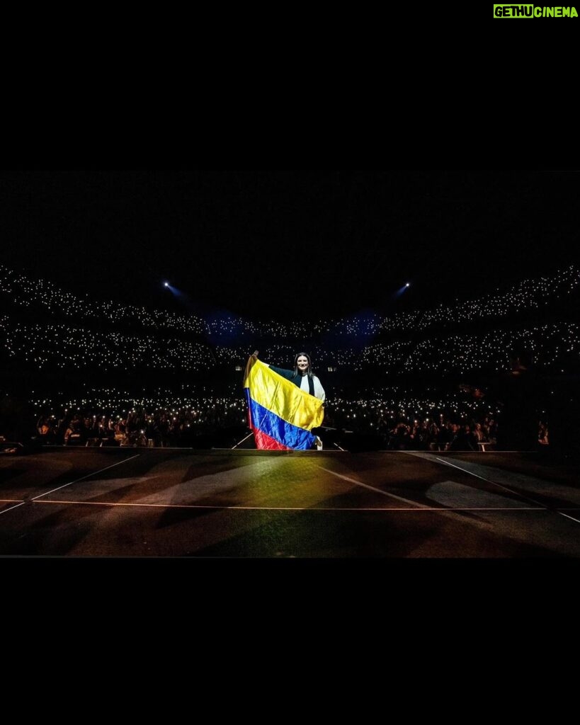 Laura Pausini Instagram - Bogotà,Colombia Mil lagrimas por todo este amor Gracias 🇨🇴 @missangie_ph