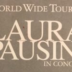 Laura Pausini Instagram - El 6 de Julio de 1997 fue mi último concierto en Colombia. Hoy, 10 de Marzo de 2024, después de 26 años regreso a cantar en Bogotá en el @movistararenaco y no puedo explicar las ganas que tengo! He preparado un show superespecial con TODAS las canciones que quieren ❤️🇨🇴💥
