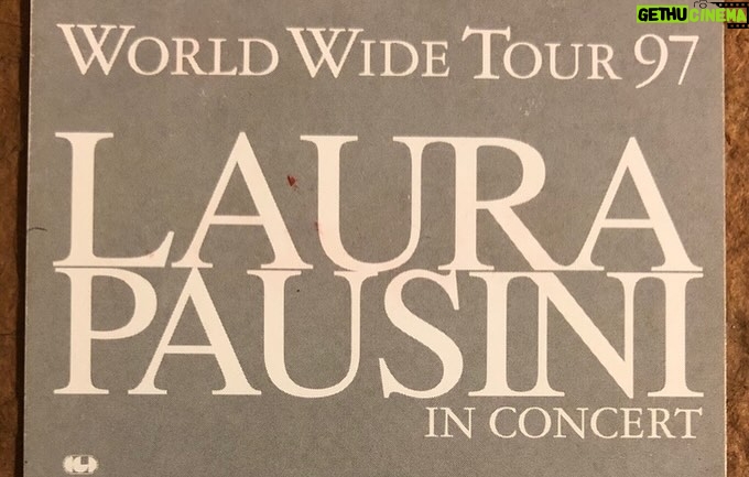 Laura Pausini Instagram - El 6 de Julio de 1997 fue mi último concierto en Colombia. Hoy, 10 de Marzo de 2024, después de 26 años regreso a cantar en Bogotá en el @movistararenaco y no puedo explicar las ganas que tengo! He preparado un show superespecial con TODAS las canciones que quieren ❤️🇨🇴💥