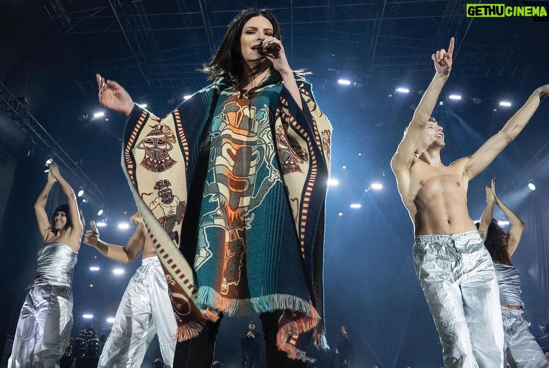 Laura Pausini Instagram - Ecuador 🇪🇨 rima con Amor