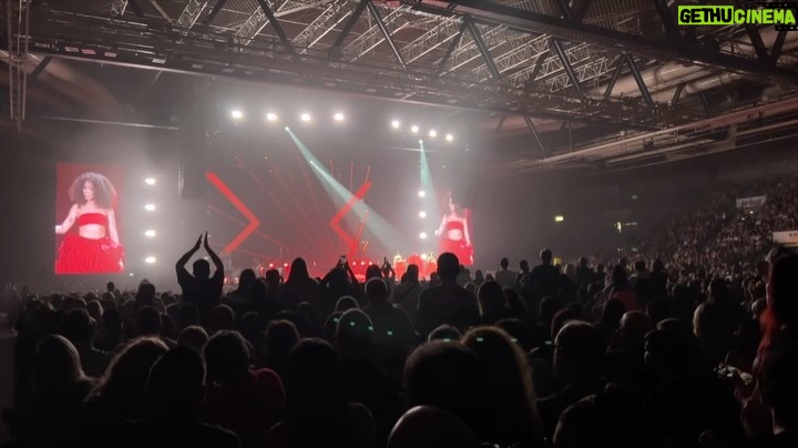 Laura Pausini Instagram - L’8 marzo non è una festa, è una lotta. Questo è il gesto per chiedere aiuto contro la violenza sulle donne. ve lo mostriamo perchè pensiamo sia importante impararlo sia per chi vuole chiedere aiuto, sia per chi lo dovrebbe riconoscere. Più di una donna è già riuscita, tramite questo gesto, a lanciare un segnale di allarme che le ha permesso di salvarsi. Perchè la nostra vita merita di essere vissuta senza nessuna paura, senza nessuna violenza, senza nessuna vergogna. Solo con amore. Per favore, sempre, chiedere aiuto. Per favore, sempre, saperlo accogliere. #8Marzo • El 8 de marzo no es una fiesta, es una lucha. Wste es el gesto para pedir ayuda contra la violencia a las mujeres. os lo enseñamos porque creemos que es importante aprenderlo, tanto quien quiera pedir ayuda, como quienes deberían reconocer el gesto. Más de una mujer ya ha conseguido, a través de este gesto, enviar una señal de alarma que le ha permitido salvarse. Merecemos vivir nuestra vida sin ningun miedo, sin ninguna violencia, sin ninguna verguenza. Solo con amor Por favor, siempre, pide ayuda. Por favor, siempre, sepa acoger. • March 8 is not a holiday, it is a fight. This is the violence at home signal for help. tonight we’re showing it to you because we think it’s important to learn it both for those who want to ask for help and for those who want to help. More than one woman has already succeeded, through this signal, to ask for help and to save herself. Our lives deserves to be lived without any fear, without any violence, without any shame, but with love and love only. Please, always, ask for help. Please, always, know how to accept help.