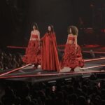 Laura Pausini Instagram - L’8 marzo non è una festa, è una lotta. Questo è il gesto per chiedere aiuto contro la violenza sulle donne. ve lo mostriamo perchè pensiamo sia importante impararlo sia per chi vuole chiedere aiuto, sia per chi lo dovrebbe riconoscere. Più di una donna è già riuscita, tramite questo gesto, a lanciare un segnale di allarme che le ha permesso di salvarsi. Perchè la nostra vita merita di essere vissuta senza nessuna paura, senza nessuna violenza, senza nessuna vergogna. Solo con amore. Per favore, sempre, chiedere aiuto. Per favore, sempre, saperlo accogliere. #8Marzo • El 8 de marzo no es una fiesta, es una lucha. Wste es el gesto para pedir ayuda contra la violencia a las mujeres. os lo enseñamos porque creemos que es importante aprenderlo, tanto quien quiera pedir ayuda, como quienes deberían reconocer el gesto. Más de una mujer ya ha conseguido, a través de este gesto, enviar una señal de alarma que le ha permitido salvarse. Merecemos vivir nuestra vida sin ningun miedo, sin ninguna violencia, sin ninguna verguenza. Solo con amor Por favor, siempre, pide ayuda. Por favor, siempre, sepa acoger. • March 8 is not a holiday, it is a fight. This is the violence at home signal for help. tonight we’re showing it to you because we think it’s important to learn it both for those who want to ask for help and for those who want to help. More than one woman has already succeeded, through this signal, to ask for help and to save herself. Our lives deserves to be lived without any fear, without any violence, without any shame, but with love and love only. Please, always, ask for help. Please, always, know how to accept help.