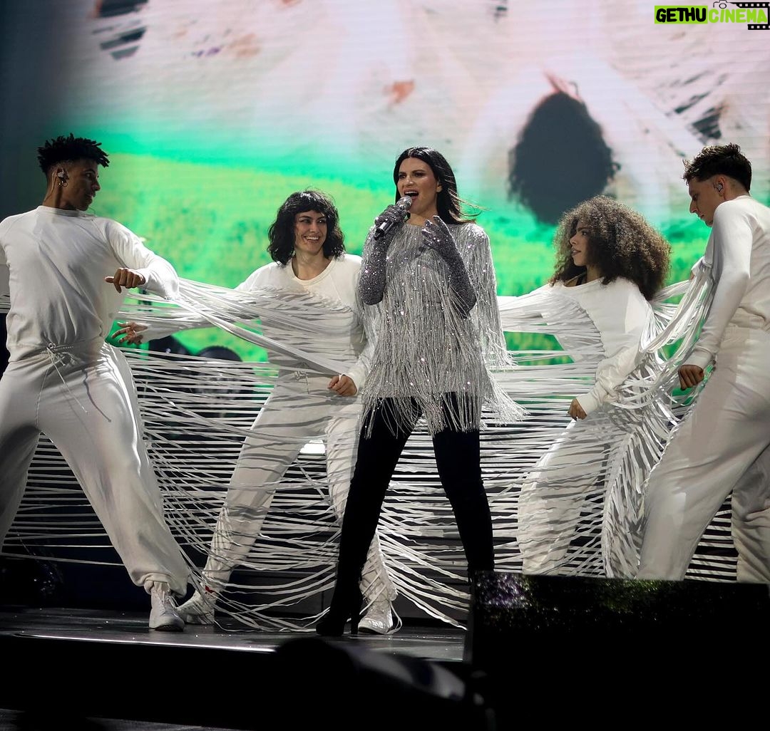 Laura Pausini Instagram - Brasil você é foda 💥2 sold out 💥 Obrigada sempre 💚💛 Volto logo 🇧🇷