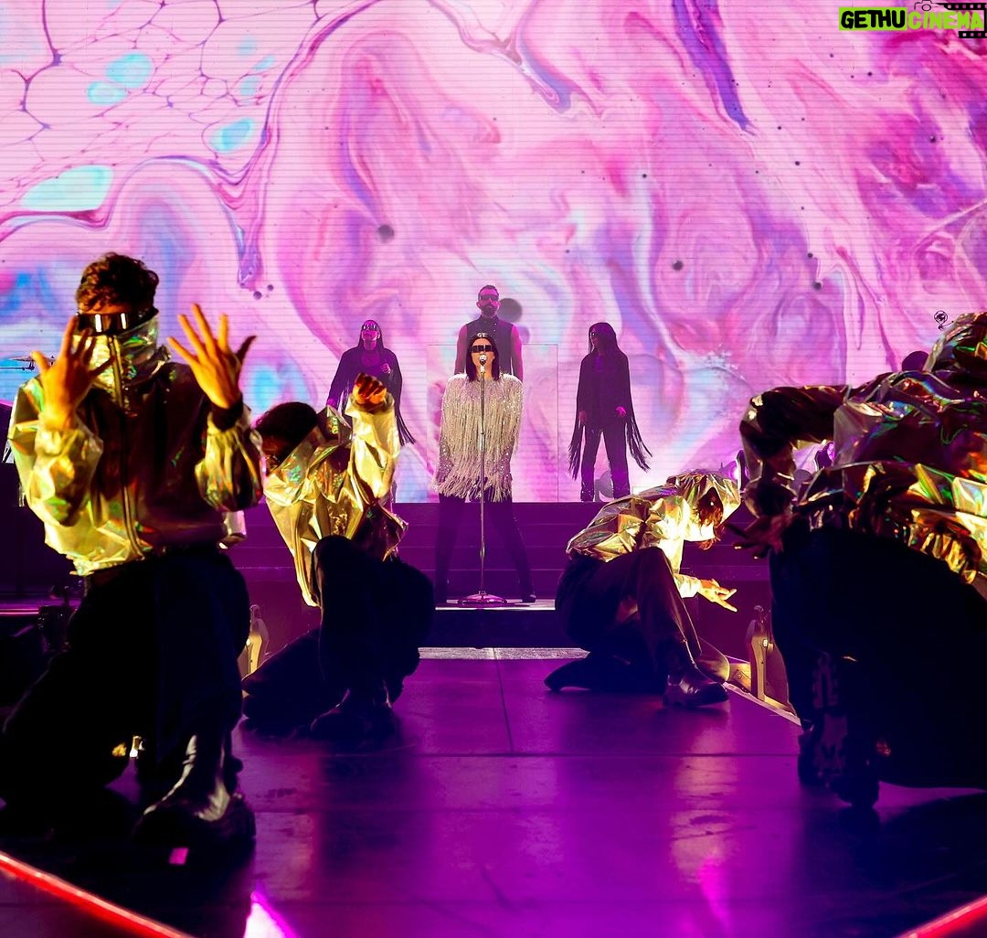 Laura Pausini Instagram - Brasil você é foda 💥2 sold out 💥 Obrigada sempre 💚💛 Volto logo 🇧🇷