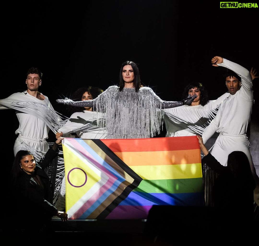 Laura Pausini Instagram - Brasil você é foda 💥2 sold out 💥 Obrigada sempre 💚💛 Volto logo 🇧🇷