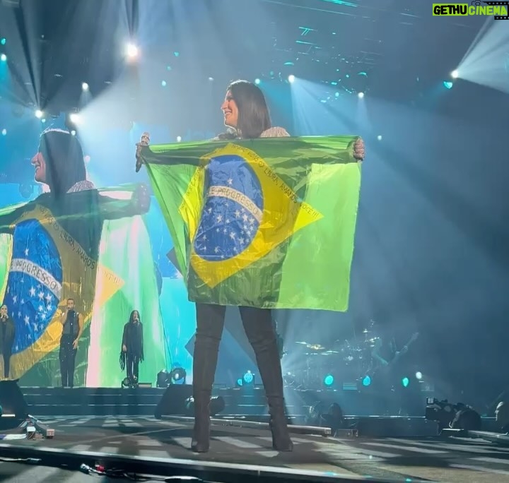 Laura Pausini Instagram - Brasil você é foda 💥2 sold out 💥 Obrigada sempre 💚💛 Volto logo 🇧🇷