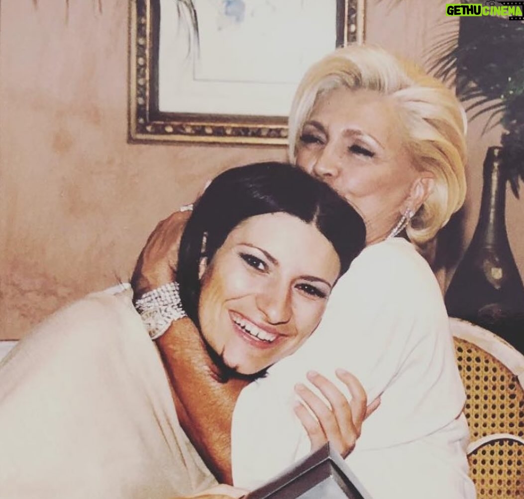 Laura Pausini Instagram - Brasil você é foda 💥2 sold out 💥 Obrigada sempre 💚💛 Volto logo 🇧🇷
