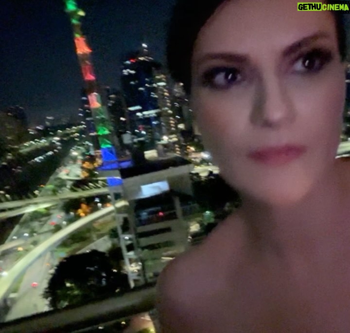 Laura Pausini Instagram - Brasil você é foda 💥2 sold out 💥 Obrigada sempre 💚💛 Volto logo 🇧🇷