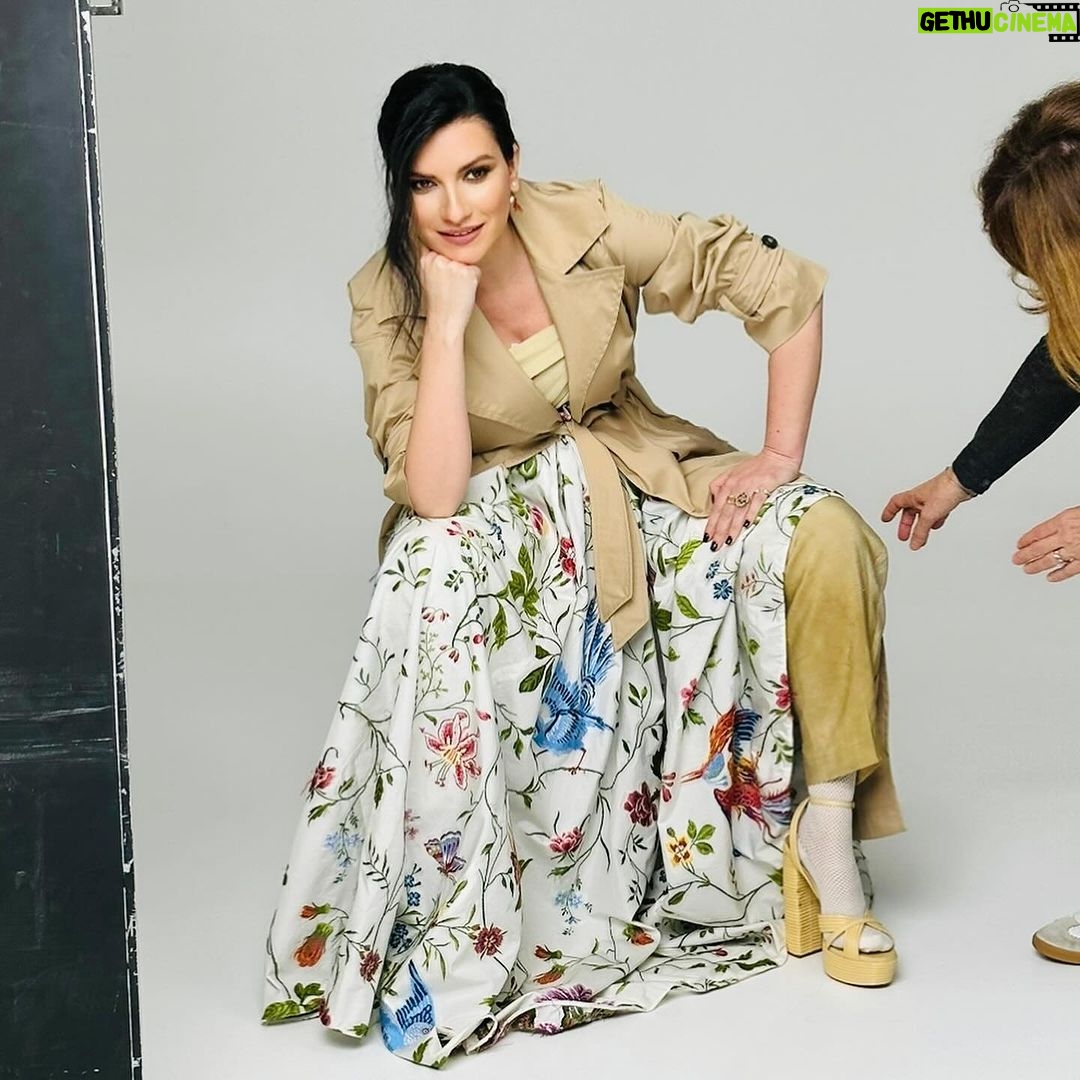 Laura Pausini Instagram - Bom Dia #Brasil 💚💛 Amanhã e Domingo eu vou estar em Sampa cantando para vocês com todo o meu amor! Fiquei com muita saudade e agora finalmente estou mais que feliz! (💥 : Surpresinhas pelo shows!) Ambos os shows estão esgotados, obrigada 😍