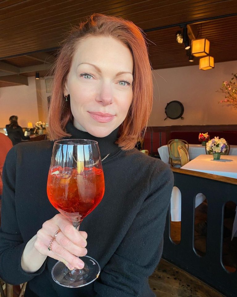 Laura Prepon Instagram - When your hair matches your drink. It’s a natural fit! 💁🏻‍♀️ …also when are we going to finally get ginger emojis?! #aperolspritz