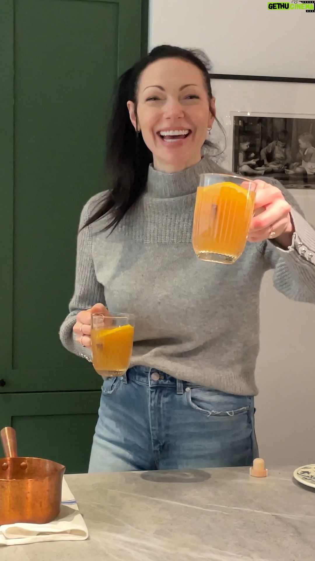 Laura Prepon Instagram - Here are some bloopers to add a lil’ smile to the week… 😆🫣#PrepOn #GetYourPrepOn