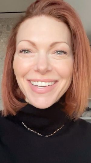 Laura Prepon Instagram - Getting back to my roots ❤️💫

Thank you @ronacolor for my color and @daynagoldstein for my fresh cut!❤️