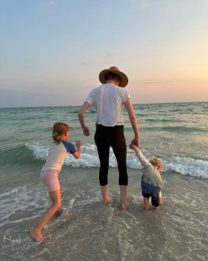 Laura Prepon Instagram - Summer beach days with the fam❤️🌊
