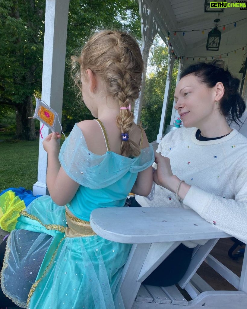 Laura Prepon Instagram - I can’t believe this was last summer! Where does the time go? #throwback to making dreamcatchers💞💫 #tbt