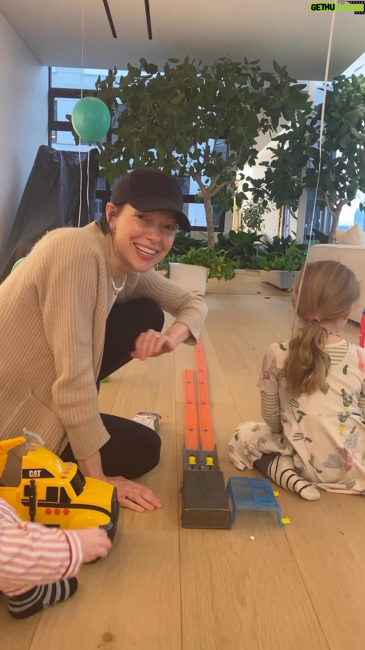 Laura Prepon Instagram - I can’t believe my son is 3️⃣! Baking might not be my strong suit, but I think I nailed the cake🙈🥳