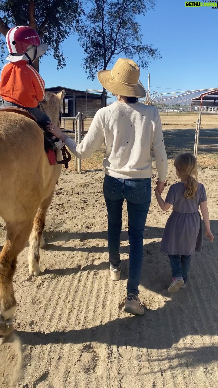 Laura Prepon Instagram - First horseback riding lesson for my little colt!🐴🥹