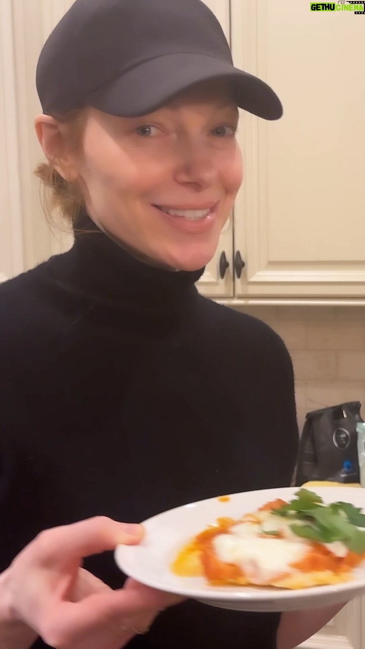Laura Prepon Instagram - Looking for a healthy spin on a cozy classic? #GetYourPrepOn with my quick, healthier version of chicken parm using prep ahead ingredients! 😋#PrepOn