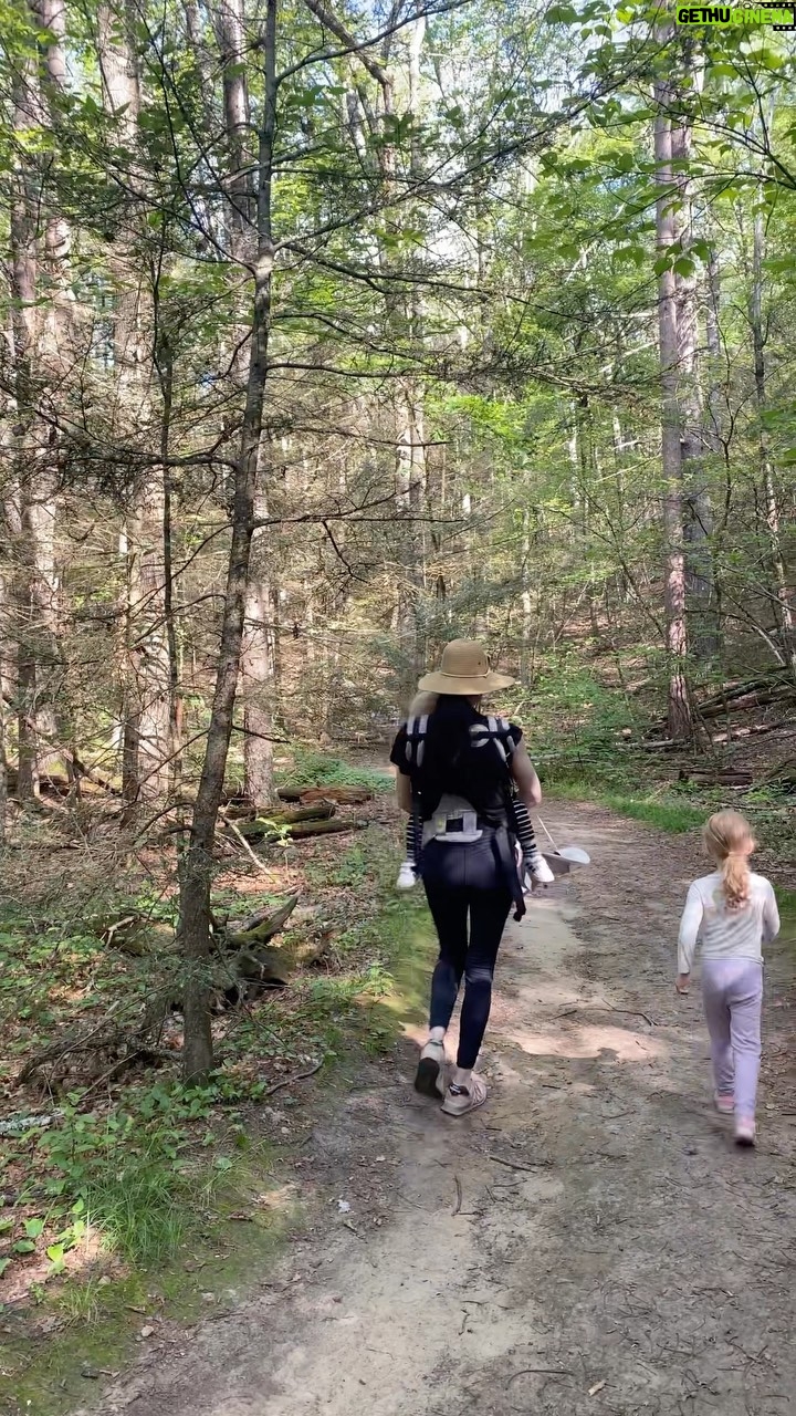 Laura Prepon Instagram - Nothing like a winter hike with the kiddos…California style🌞