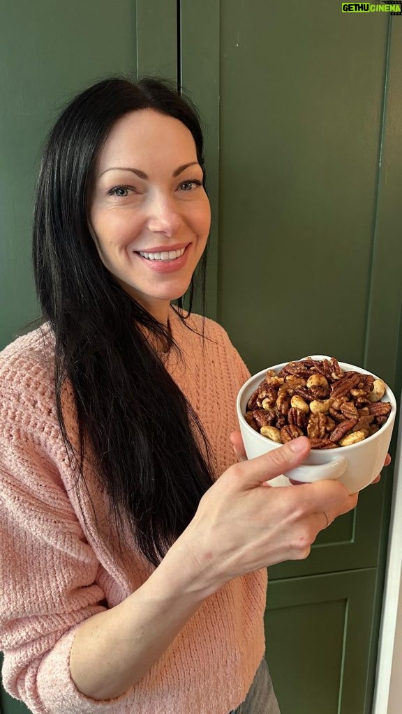 Laura Prepon Instagram - Holiday nut mix! This week, #GetYourPrepOn for the holidays with me! #PrepOn