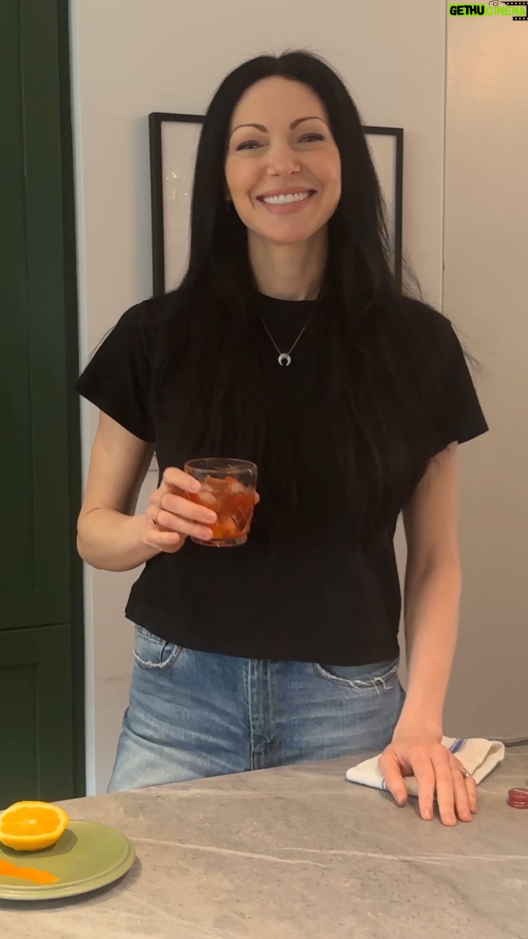 Laura Prepon Instagram - After doing the reels, I wanted to show you the full recipe! #GetYourPrepOn with a #negronisbagliato 🥃 #PrepOn
